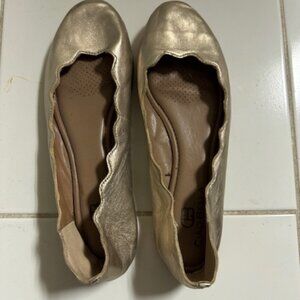 Ciao Bella gold scallop flats 8.5